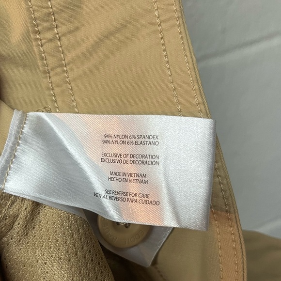 Eddie Bauer Women's Khaki Cargo Shorts. Size 12 - Picture 7 of 7